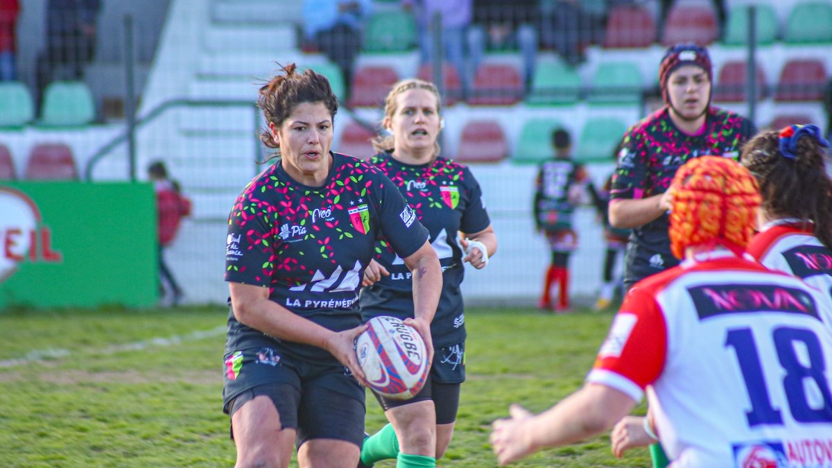 Joueuse des Baroudeuses de Pia balle en main lors d'un match d'Élite 1 Féminine