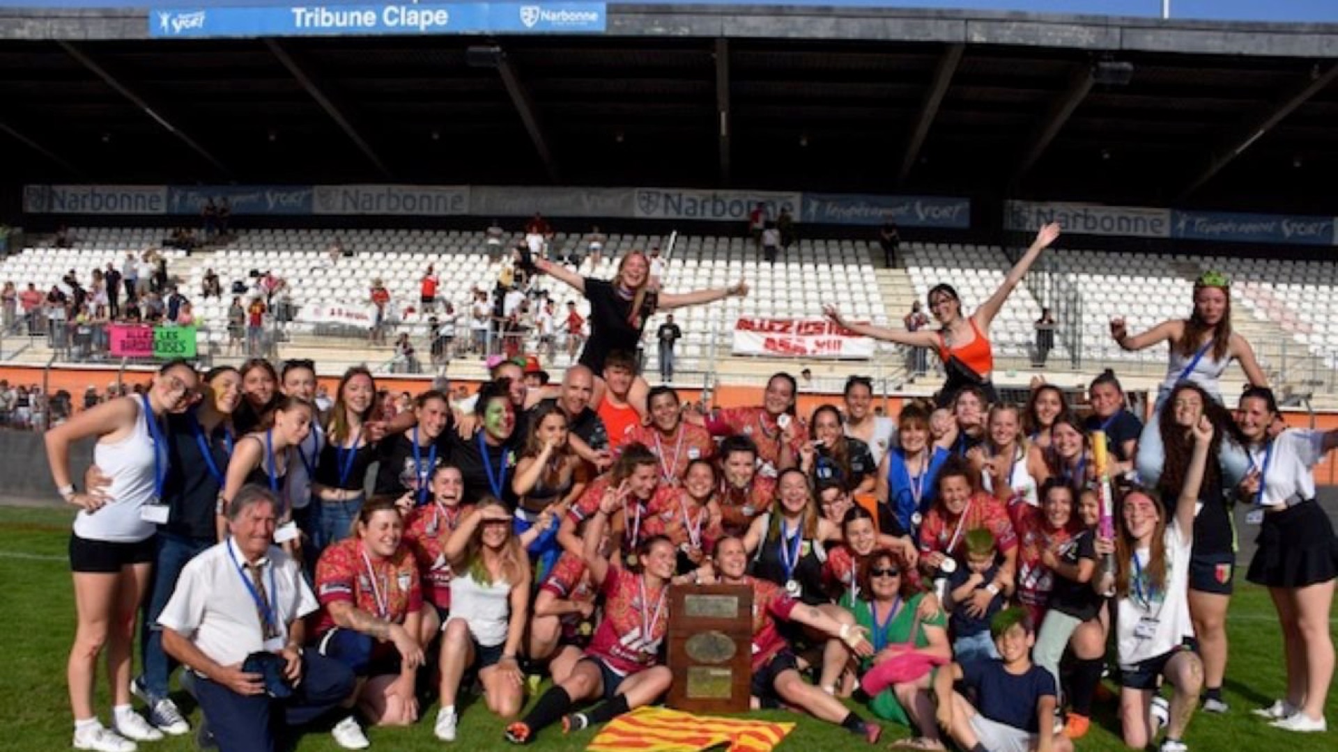 Les Baroudeuses de Pia célébrant leur titre de Championnes de France Élite 2 en 2023