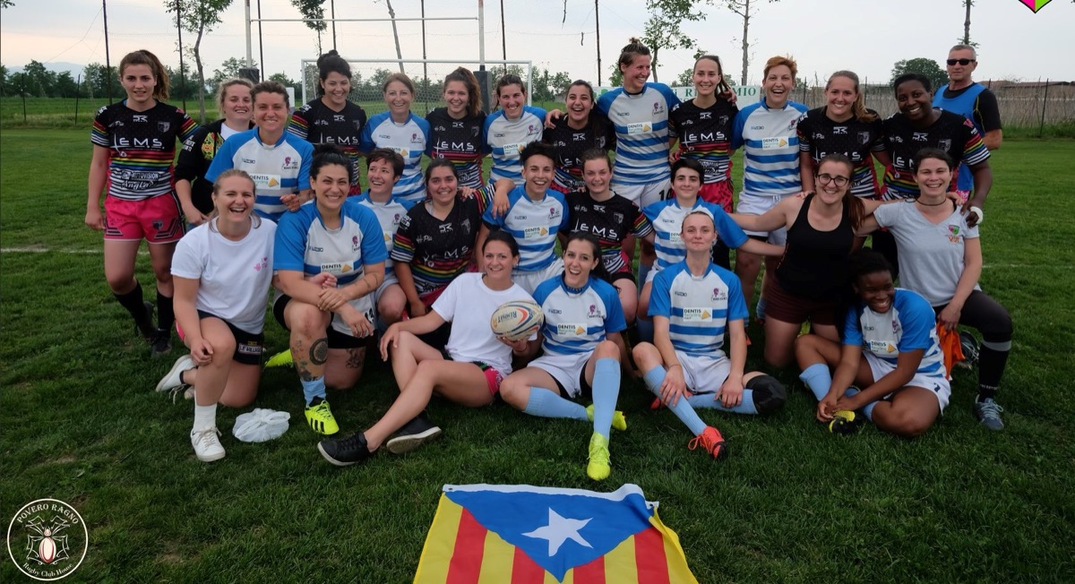 Les Baroudeuses de Pia et leurs adversaires italiennes après le match à Saluzzo