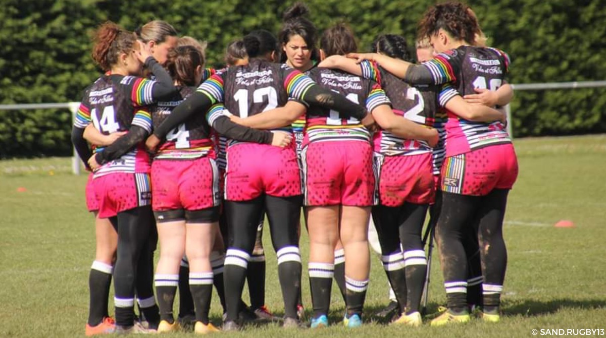 Les Baroudeuses de Pia regroupées en mêlée avant un match